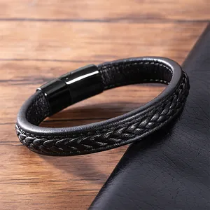 Gros plan d'un bracelet en cuir noir tressé avec un fermoir magnétique poli en métal