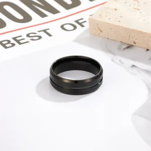 Detailansicht eines schwarzen matt gebürsteten Edelstahlrings mit zentraler Rille