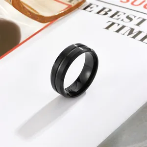 Minimalistischer Herrenring aus schwarzem Titanstahl mit Mittelrille und mattem Finish