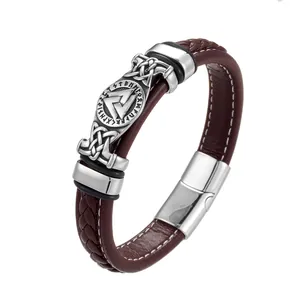 Detail von Lederarmband in Braun mit Valknut-Symbol und magnetischem Stahlverschluss