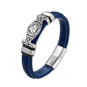 Detail von blauem Lederarmband mit Wikinger Valknut Symbol und poliertem Magnetverschluss