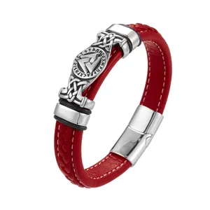 Detail eines roten Wikinger-Lederarmband mit Valknut-Rune und silbernem Magnetverschluss