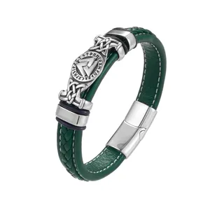 Detaillierte Nahaufnahme von dunkelgrünem Lederarmband mit nordischem Valknut-Stahlanhänger