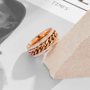 Bague tournante en acier inoxydable or rose avec chaîne cubaine et pavé de zircons