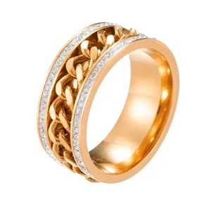 Détails d'une bague chaîne dorée rotative avec double rangée de diamants brillants
