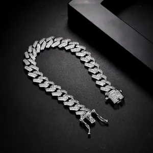 Detalle de pulsera de eslabones cubanos con circonitas pavimentadas y cierre de doble seguridad