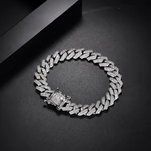 Detalle de pulsera cubana hip-hop con circonitas micropavé y cierre de caja seguro