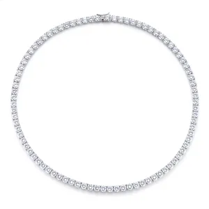 Collier tennis classique argenté orné de cristaux d'oxydes de zirconium ronds à 4 griffes
