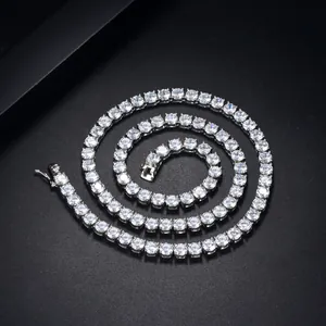 Collier tennis en argent serti de zircons ronds 4 griffes sur fond noir texturé