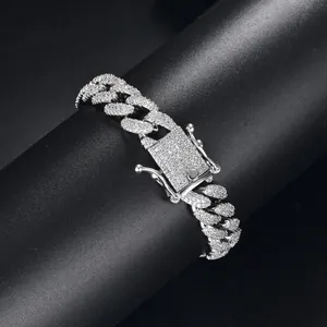 Primer plano de pulsera cubana hip-hop plateada con pavé de circonitas brillantes