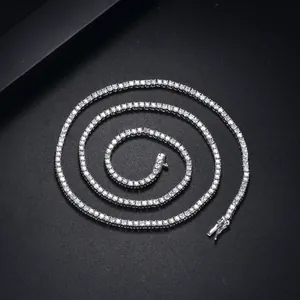 Macro d'un collier tennis en argent avec zircons à 4 griffes sur fond noir mat
