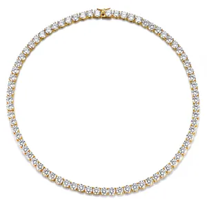 Détail du collier tennis doré montrant les griffes compactes et le fermoir boîte