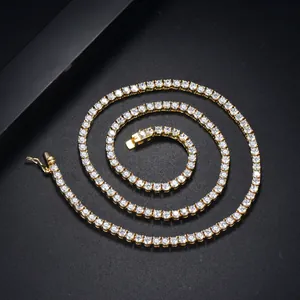 Vue détaillée du collier tennis doré avec pierres en zircone cubique serties à 4 griffes