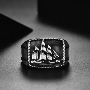 Vue macro détaillée de la bague rétro en acier inoxydable avec voilier gaufré en 3D