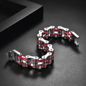 Détail du bracelet chaîne de moto en acier inoxydable argenté avec accents rouges
