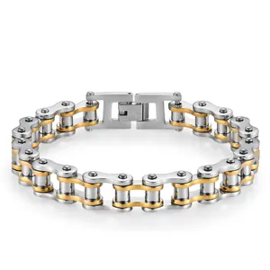 Dettaglio macro del bracciale a catena da bici bicolore con marchio in acciaio