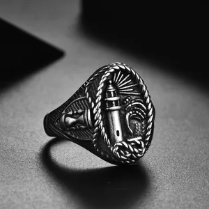 Vintage Herrenring aus Edelstahl mit geprägtem Leuchtturm-Motiv und maritimen Wellendetails