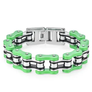 Détails macro du bracelet chaîne de vélo argent et vert en acier inoxydable poli