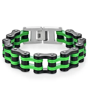 Détail du bracelet chaîne de vélo en acier inoxydable vert et noir avec fermoir pliable