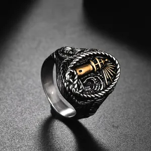 Makroaufnahme des zweifarbigen nautischen Rings mit Leuchtturm-Gravur und Wellendetails