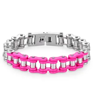 Dettaglio del bracciale a catena di bicicletta rosa e argento in acciaio inossidabile