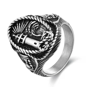 Vintage Herrenring aus Edelstahl mit Leuchtturm-Relief und nautischem Seilrand-Design