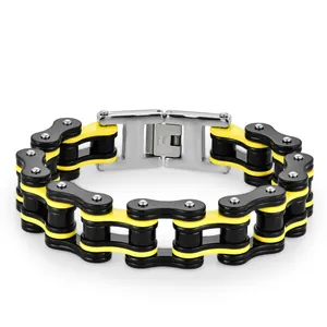 Détail du bracelet chaîne de vélo industrielle en acier avec maillons noirs et jaunes