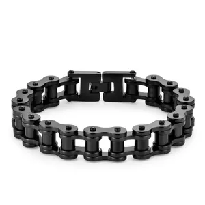 Vista macro del bracciale stile catena di bicicletta industriale in acciaio nero opaco