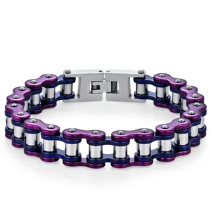 Dettaglio del bracciale a catena di bicicletta in acciaio blu e viola con chiusura