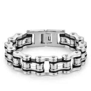 Vue macro détaillée du bracelet chaîne de vélo industriel en acier inoxydable argent