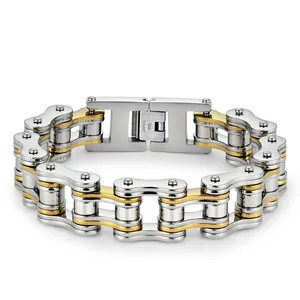 Détail macro du bracelet chaîne de vélo bicolore avec gravure Stainless Steel sur le fermoir