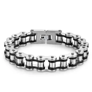 Dettaglio ravvicinato del bracciale in acciaio inossidabile a catena da bici con inserti neri