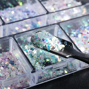 Vista macro di glitter per unghie olografici colorati con stelle e esagoni in un cucchiaio