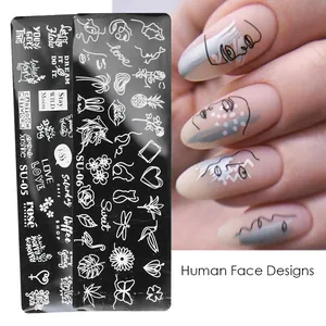 Détail de la plaque à ongles SU-05 montrant des visages abstraits et motifs floraux