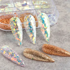 Makroaufnahme von 6-Gitter-Nagelglitzerset mit irisierenden Pailletten auf langen Nagelspitzen