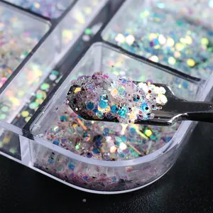 Vista macro di paillettes iridescenti per unghie con strumento in metallo in box