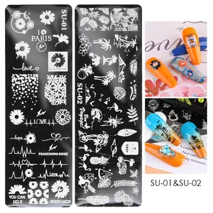 Détail macro de plaques à ongles en acier avec motifs floraux et tropicaux