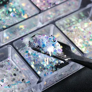 Dettaglio di paillettes olografiche per nail art con cucchiaino in metallo e scatola