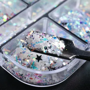 Dettaglio di glitter olografici per unghie con forme di stelle e esagoni iridescenti