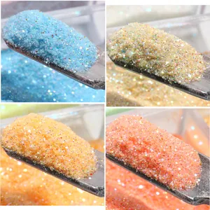 Makro-Detail von schillernden blauen, gelben und orangefarbenen Nagelflitter-Flocken