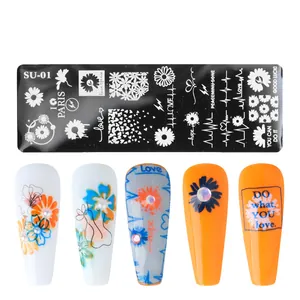 Détail du pochoir à ongles SU-01 avec motifs de marguerites pour l'art du stamping