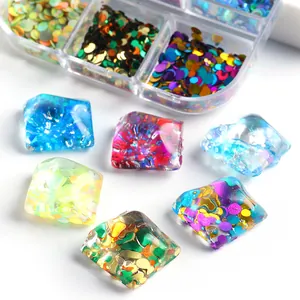 Dettaglio macro di paillettes per nail art in 6 griglie con glitter laser rotondi
