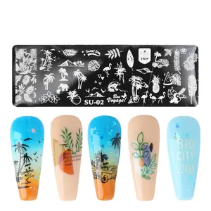 Détail macro de la plaque de stamping SU-02 avec motifs tropicaux et flamants