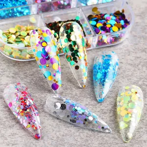 Dettaglio di paillettes colorate e glitter olografici su unghie finte a stiletto