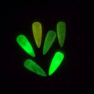 Details von leuchtendem Nagelzuckerpulver mit fluoreszierendem grünen Leuchteffekt