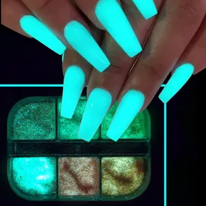 Im Dunkeln leuchtendes Nagelglitzer-Set mit eisblauem Neon-Effekt auf langen Kunstnägeln