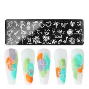 Détail de la plaque à ongles SU-06 avec motifs de visages et fleurs au trait fin