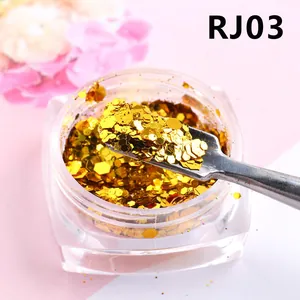 Macro de paillettes dorées hexagonales pour ongles en pot avec cuillère en métal