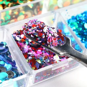Macro scatto di glitter per unghie iridescenti colorati con forme esagonali metalliche