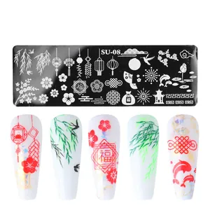 Détail de la plaque de stamping SU-08 avec motifs chinois et exemples de nail art finis